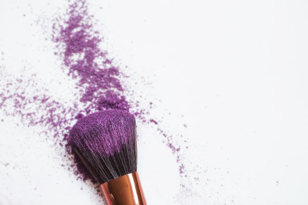 横幅。紫色眼影和化妆刷孤立在白色背景上。概念、时尚、美容、护肤。图片下载