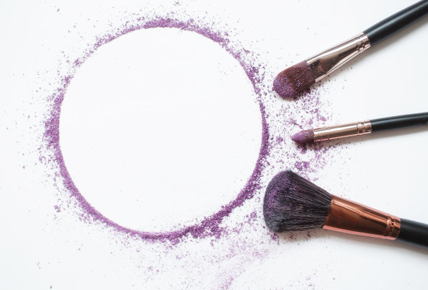 眼影和化妆刷突出在白色背景。美容产业的框架。美丽和自我护理的概念。图片下载