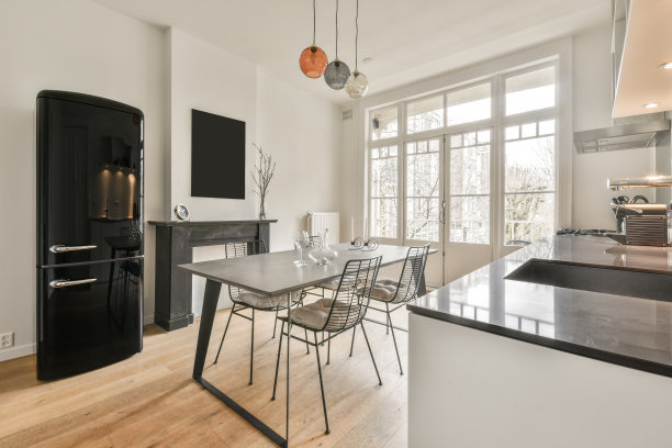 金属家具的用餐区图片下载