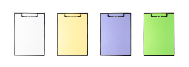 一套有彩色纸的剪贴板。孤立在白色图片下载