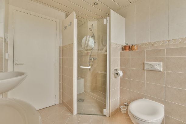 浴室内部用米色瓷砖图片下载