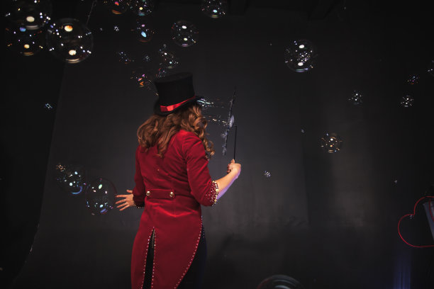 女魔术师用肥皂泡表演，是一名魔术师图片下载