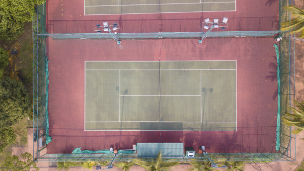 无人机视角的网球场正上方被树木包围图片下载