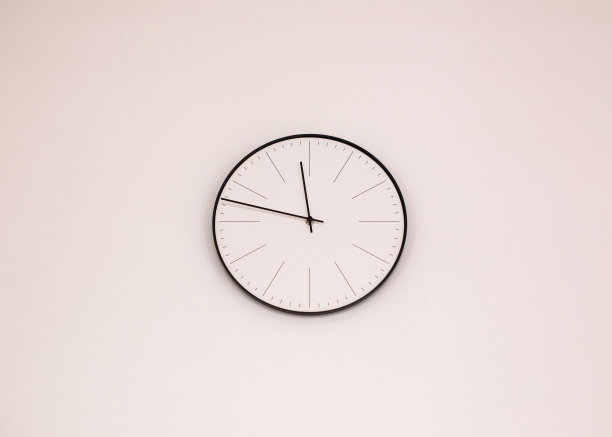 白墙上的白钟图片下载