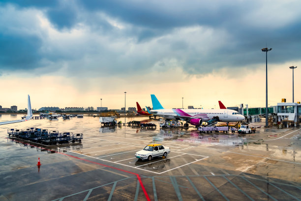 日落时的机场景色图片下载