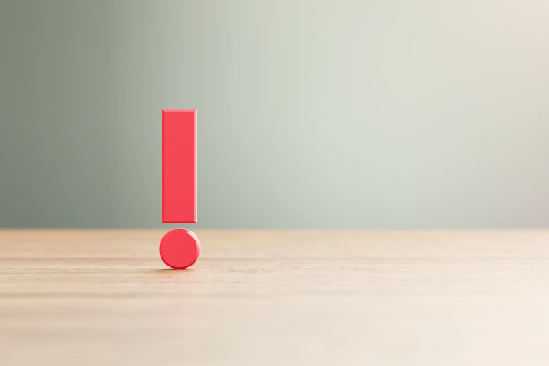 红色感叹号位于散焦背景前图片下载