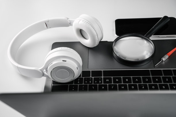 办公用品，比如白色桌面的电脑图片下载