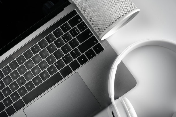 办公用品，比如白色桌面的电脑图片下载