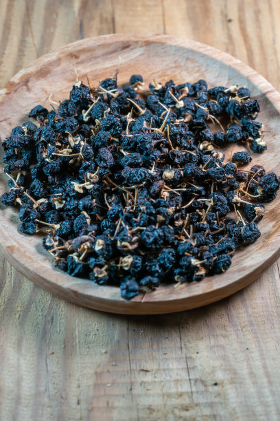 木桌上的黑枸杞药图片下载