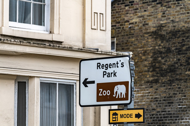 通往摄政公园动物园的路标。图片下载