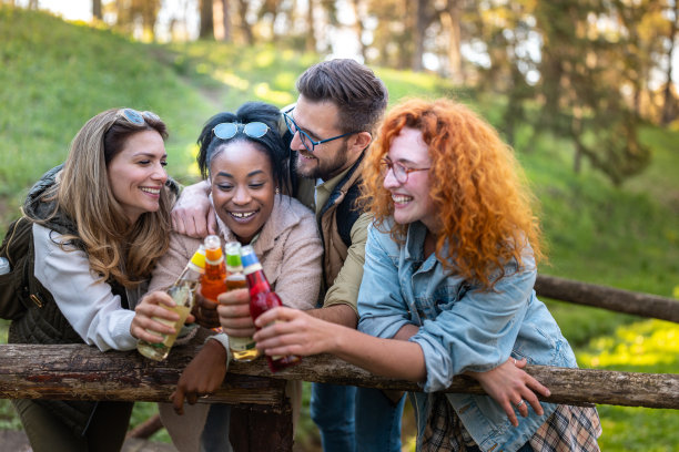 一群年轻人在大自然中享受时光图片下载