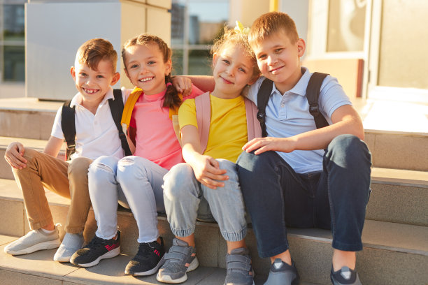 快乐的学生们在学校附近拥抱图片下载