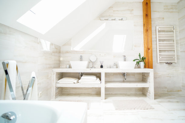 现代浴室内部。室内设计。新潮宽敞的大浴室。图片下载