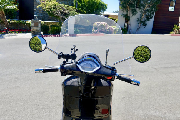 摩托车的镜子和车把的特写图片下载