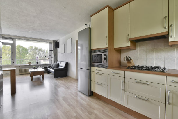 简洁的厨房，米色家具图片下载