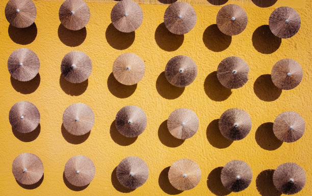 伞上有美丽的大海和沙滩图片下载