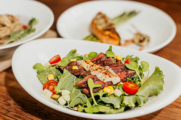 牛肉沙拉碗精致的餐盘食物造型高分辨率股票照片图片下载