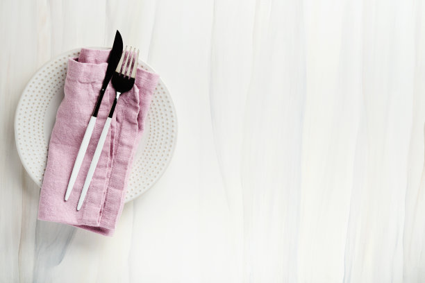 陶瓷空白色盘子和粉红色亚麻厨房毛巾餐巾在旧瓷砖桌子背景。烹饪石头背景。顶部视图与复制空间。平躺图片下载