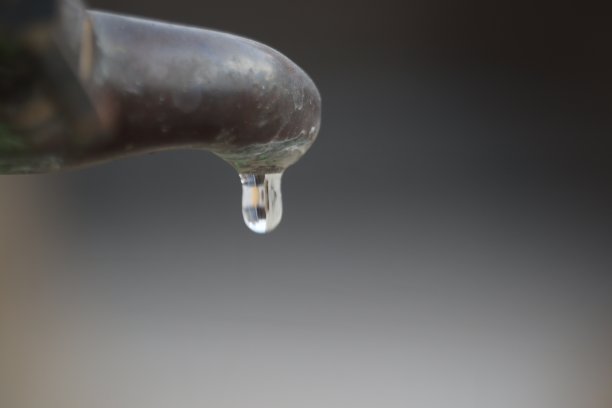 浪费水图片下载