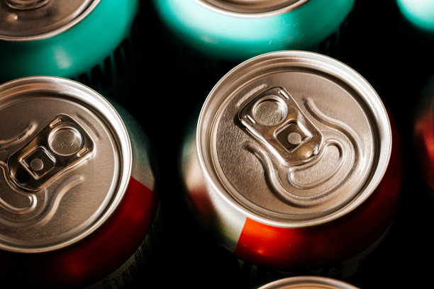 将金属啤酒罐排成一排图片下载