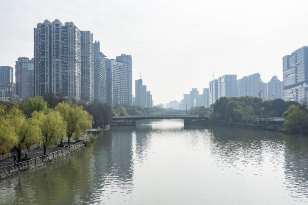 中国杭州，京杭大运河旁的商业区图片下载