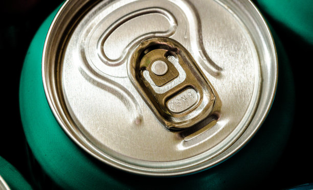 将金属啤酒罐排成一排图片下载