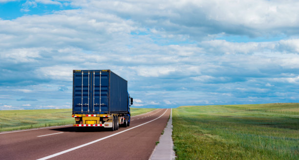 卡车在草原上行驶图片下载
