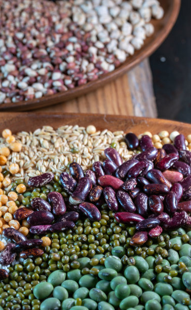 木桌上摆放不同的豆类谷物图片下载