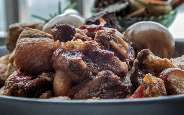 陶瓷碗中红烧猪蹄和煮鸡蛋特写图片下载