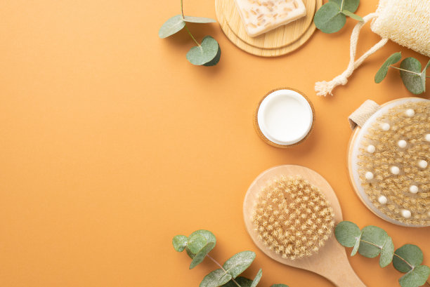 顶视图照片水疗配件反脂肪团毛巾肥皂在木架桉树和奶油瓶孤立的米色背景与copyspace图片下载