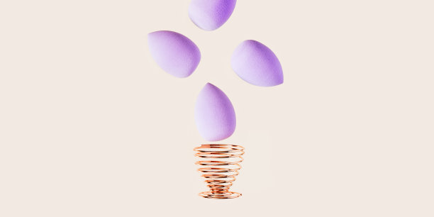 化妆海绵紫色和明亮的条纹。将化妆海绵放在架子上，化妆刷用于脸部皮肤，面部涂抹器。款式适合沙龙时尚美容化妆。泡芙不同的形状图片下载