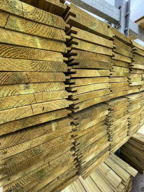 近距离图像的舌和槽木板的木材，木材场的金属架子，堆砌的包层和栅栏板，端视图图片下载