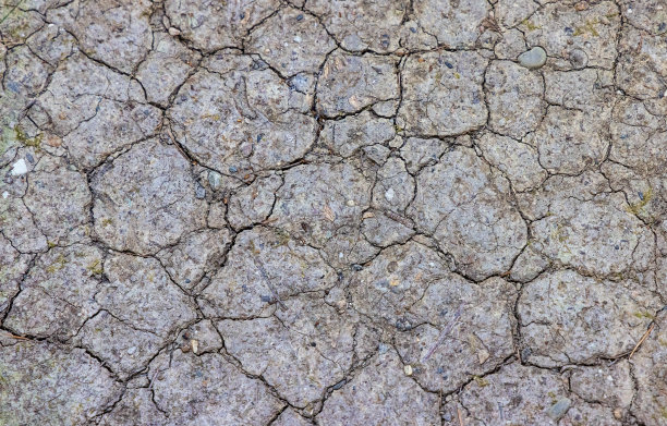 干燥开裂的深色泥土纹理图片下载