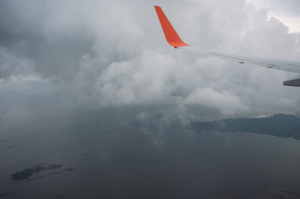鸟瞰图黑色风暴下雨多云的天空在日落风景海滩海自然热带岛屿在泰国南部甲米图片下载
