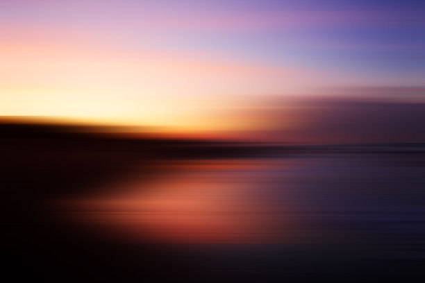 模糊的海在日出背景在柔和的浅蓝色粉红色和黑色的颜色。图片下载