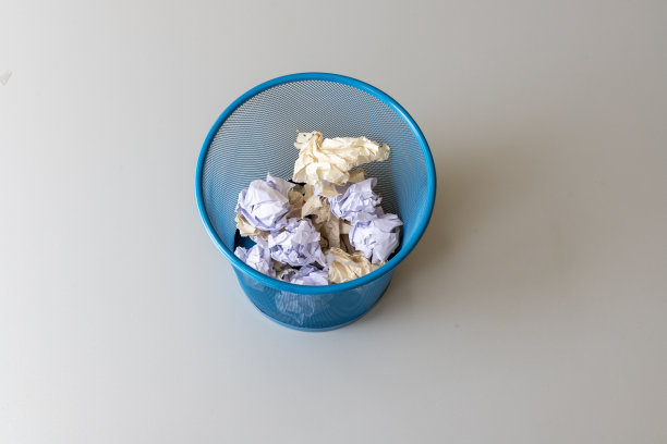 篮子里装满了皱巴巴的纸球，角度很高图片下载