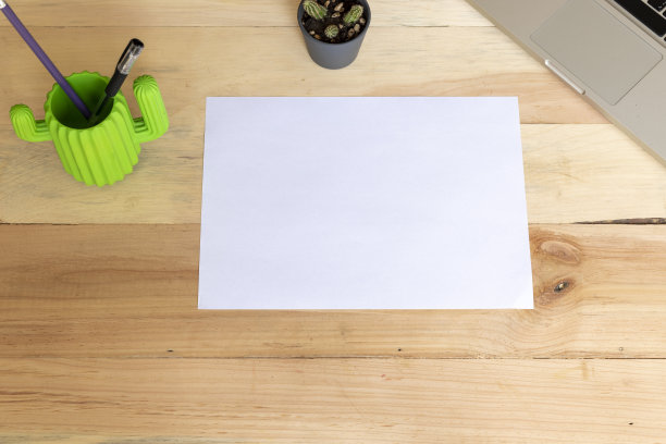 空白的A4纸水平放置在木桌上图片下载