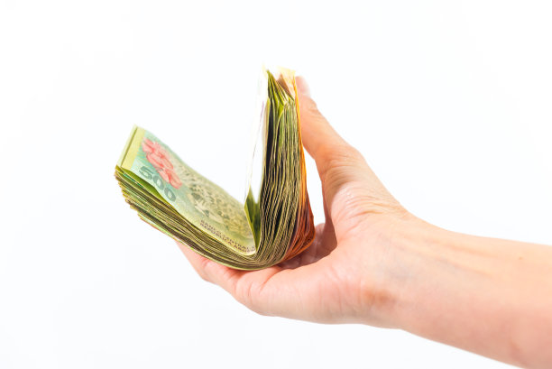 手上有很多钱，白色背景，金融概念，购物消费图片下载
