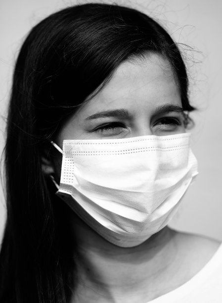 小男孩的肖像与外科手术面具和微笑的眼睛与黑白效果图片下载