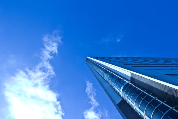 蓝天映衬下的高楼图片下载