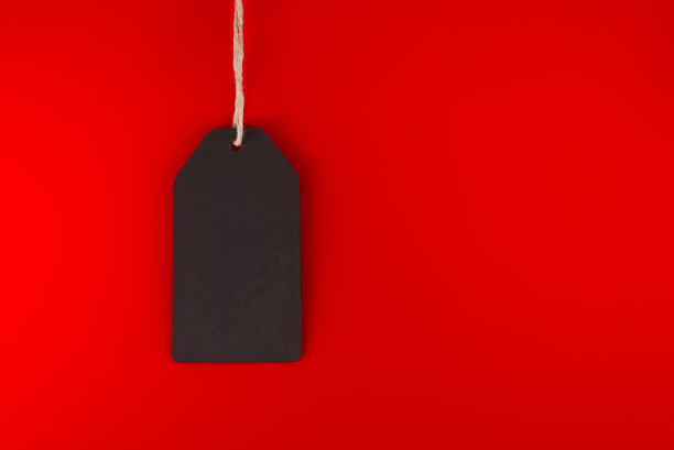 黑色星期五销售标签在红色的背景图片下载