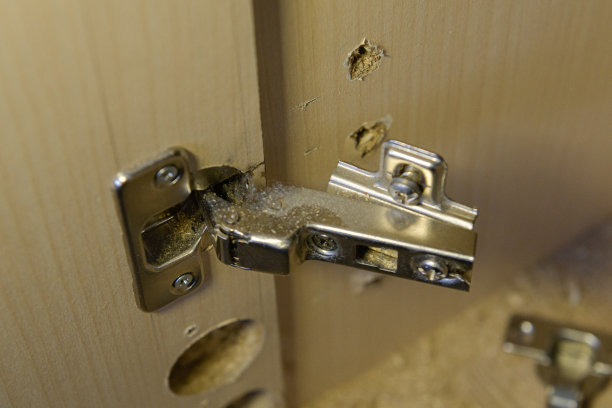 亚麻布壁橱里的家具配件坏了。换一个新的图片下载