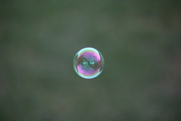 小圆泡泡漂浮在绿色背景上图片下载