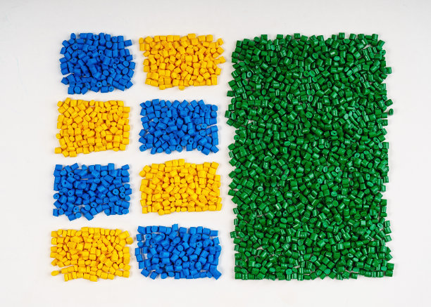 高分子染料。塑料颗粒。塑料的着色剂。颗粒中的色素。图片下载