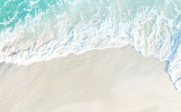 上图为夏季热带海滩上的水波背景，俯视图图像图片下载