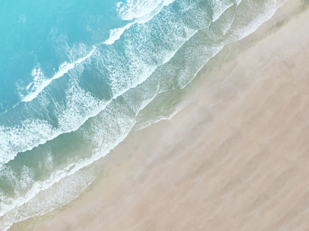 热带海滩的鸟瞰图和海滩上的水波，俯视图图像背景图片下载