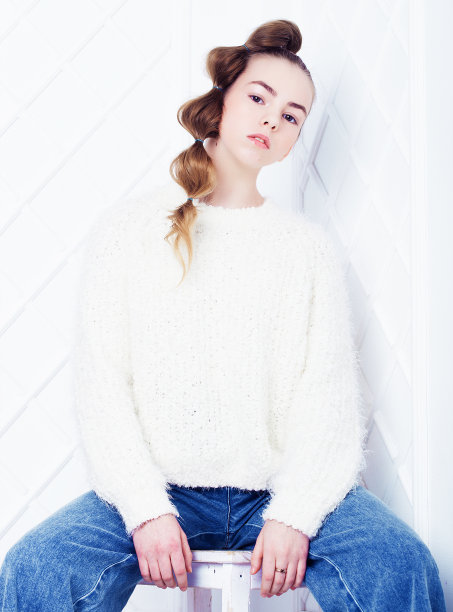 童年、时尚和人的观念——少女穿休闲装图片下载