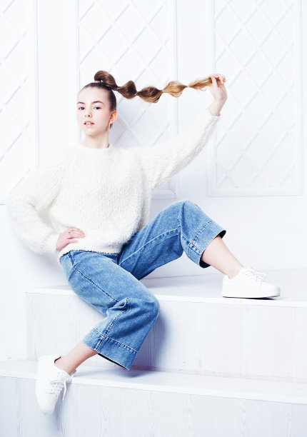 时尚与人的概念:时尚的少女穿着休闲的衣服坐在楼梯上摆姿势图片下载