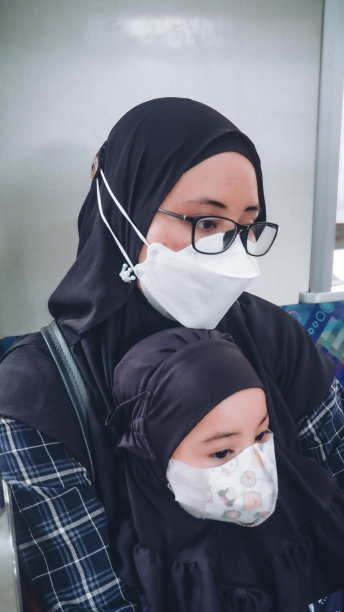 母女俩坐在火车上图片下载