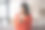 非洲裔美国妇女穿着休闲服装，拿着智能手机发短信，坐在家里在线交流。微笑潮女使用移动应用程序网上购物图片下载